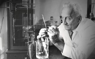 No fue hasta hace ahora 85 años que se descubrió qué es y cómo funciona la vitamina C, gracias al médico húngaro Albert Szent-Györgyi. (ESPECIAL)