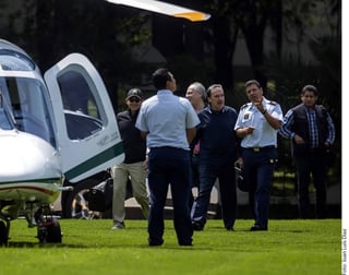 Vuelo. El priista Emilio Gamboa (tercero de Der. a Izq.) subió a la aeronave con matrícula XC-LNR, uno de los 11 helicópteros de la Coordinación General de Transportes Aéreos Presidenciales. (AGENCIA REFORMA)