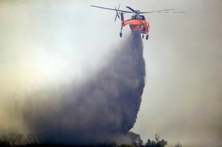 Ventaja. Los bomberos pudieron ganar terreno debido a que los vientos que alimentaban las llamas no se extendieron. (AP)