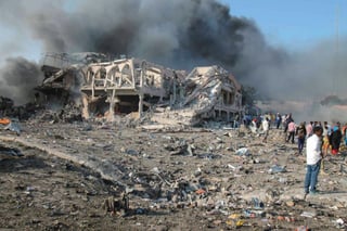 Sin piedad. Terroristas de Al Shabab detonaran camiones-bomba contra un hotel y un mercado. (EFE)