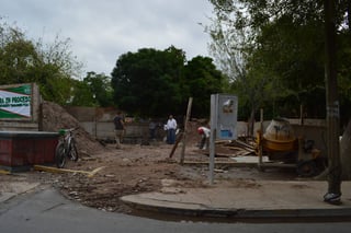 Parque. Los trabajos a cargo de Obras Públicas se realizan en una esquina del parque Victoria en Lerdo, por la calle Chihuahua. (ARCHIVO)