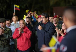 Festejos. El presidente Nicolás Maduro celebró que su partido ‘arrasó’ en los comicios de ayer. (EFE)