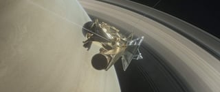 En su último servicio a la ciencia, la sonda Cassini no sólo cumplió con el objetivo de obtener imágenes inéditas hasta la fecha, sino que además 'le tocó la lotería' al conseguir información sobre la presencia de gases en un punto del universo que jamás había sido explorado. (ARCHIVO)