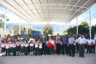 Entrega. La alcaldesa de Lerdo, María Luisa González Achem hizo entrega del domo a la escuela primaria Agustín Melgar de la comunidad Vicente Suárez. (EL SIGLO DE TORREÓN) 