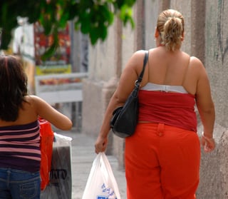 El 32 por ciento de los decesos por sobrepeso en mujeres se relaciona con diabetes e hipertensión arterial, frente a un 20 por ciento de la misma incidencia en varones. (ARCHIVO)