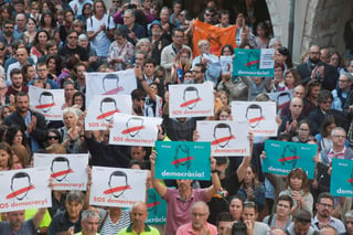 Es en protesta por el ingreso en prisión de los dirigentes de agrupaciones sociales independentistas de Cataluña, Jordi Sánchez y Jordi Cuixart. (EFE)