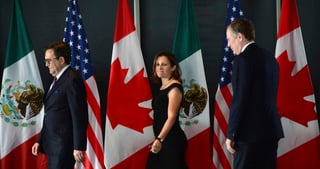 La tarde de hoy martes se espera la conferencia ministerial de la canciller canadiense, Chrystia Freeland (centro), y del secretario de Economía de México, Ildefonso Guajardo (izq.) (ARCHIVO)