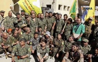 Celebran. Las fuerzas democráticas sirias celebran la caída de la capital del califato terrorista. (AP)
