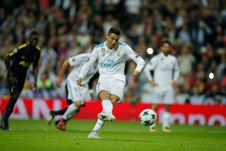 El portugués Cristiano Ronaldo marcó el tanto del empate tras un polémico penal. (AP)