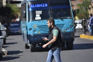 Transeúntes que crucen una calle o avenida hablando por celular podrían ser acreedores a una sanción y ser trasladados al 'Torito'. (ARCHIVO)