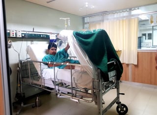 Apoyado. A un mes del sismo, Edwin Sánchez Galicia se recupera en el hospital de la lesión que sufrió en un pie. (EL UNIVERSAL)