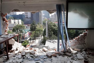 En la imagen, uno de los tantos edificios afectados por el sismo. (EL UNIVERSAL)