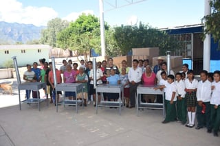 La alcaldesa de Lerdo, María Luisa González Achem entregó apoyos a familias del ejido  Vicente Suárez, entre los que destacan beneficios que forman parte del programa Estufas Ecológicas. (EL SIGLO DE TORREÓN)