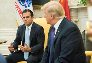 Encuentro. El gobernador de Puerto Rico se reunió ayer con el presidente de EU, Donald Trump. (EFE)