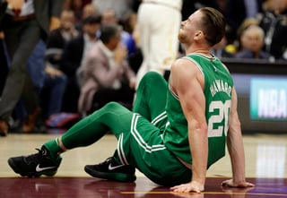 Gordon Hayward, una de las contrataciones estelares de los Celtics de Boston, duró menos de 6 minutos en la duela luego de que sufriera una aparatosa lesión en el juego inaugural del martes. (AP)