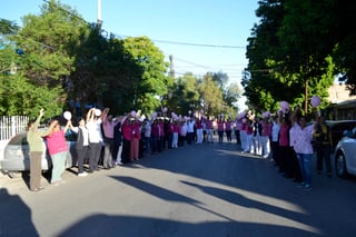 Lazo humano. Se unen empleados del Sector Salud para conmemorar Día Internacional de la Lucha contra el Cáncer de Mama. (EL SIGLO DE TORREÓN)