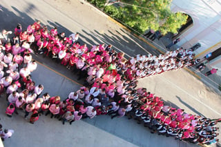 Más de 200 personas conforman Lazo Rosa Humano como
símbolo de la lucha contra el cáncer de mama. (EL SIGLO DE TORREÓN)