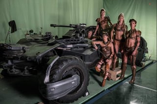 En la más reciente imagen que compartió, puede verse a las amazonas (Las compañeras de Wonder Woman) rodeando el Batimóvil con un fondo verde. (ARCHIVO)