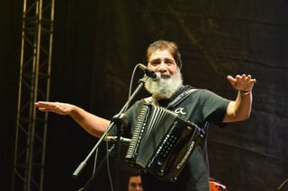 Festival. El músico Celso Piña se presentó anoche en la Velaria de la Feria de Gómez Palacio como parte del Festival Revueltas. (FERNANDO COMPEÁN) 