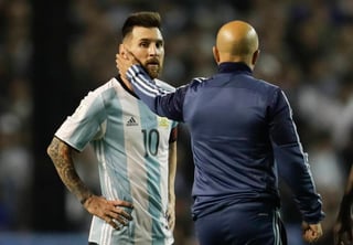 Jorge Sampaoli consuela a Lionel Messi luego de empatar a cero ante Perú, con lo que Argentina quedaba en serio riesgo de no ir al Mundial. 