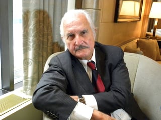 Grande. El escritor mexicano Carlos Fuentes fue considerado en París  como un hombre político y de letras.