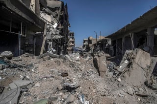 Opción. En su último bastión en la ciudad de Raqqa, unos 300 extremistas atrincherados discutieron entre ellos su rendición.