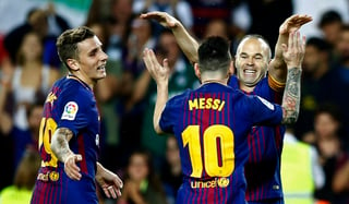 Lionel Messi celebra con Andrés Iniesta el segundo tanto en la victoria 2-1 sobre Málaga. (AP)