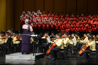 Contentos. Los niños y jóvenes de la Orquesta Sinfónica Esperanza Azteca de Coahuila tocarán hoy en el Teatro Isauro Martínez como parte del Festival Julio Torri.