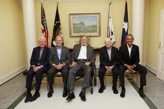 Se unen. Los expresidentes (De Izq. a Der.) Bill Clinton (1993-2001), George W. Bush (2001-2009), George H. W. Bush (1989-1993), Jimmy Carter (1977-1981) y Barack Obama (2009-2017) aparecieron juntos en una gala. (EFE)