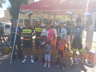 Los ciclistas festejaron junto a sus familias al recibir los trofeos y los premios en efectivo destinados a esta competencia organizada por la Liga Premier de Ciclismo de La Laguna, tratando de manter la tradición. Hernández se lleva LXII Vuelta Ciclista