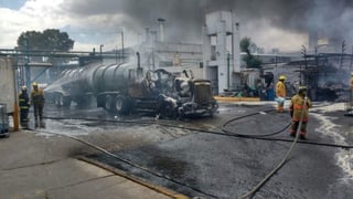 A las 13:00 horas de este lunes, bomberos de diversas centrales de municipios del Valle de México recibieron la llamada de auxilio por un incendio en la avenida Independencia, en la colonia del mismo nombre, en una empresa de destilados identificada como Drisa S.A. de C.V. (ESPECIAL)