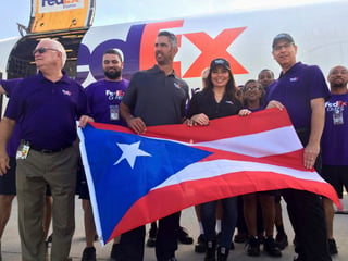 Jorge Posada y su esposa volaron a Puerto Rico con cerca de 70 toneladas de víveres. (AP)