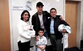 Las cenizas de Santiago viajaron hasta el antiguo continente, y fueron llevadas al Santiago Bernabeu donde Cristiano Ronaldo recibió a los padres y les obsequió un balón y un uniforme de los merengues autografiado. (ESPECIAL)