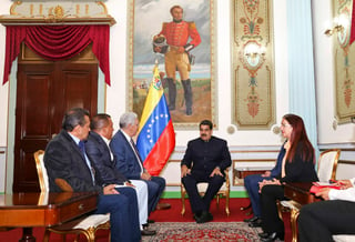 Cambio. Los gobernadores, que fueron apoyados por laAD, se reunieron ayer, con el presidente Nicolás Maduro. (AP)