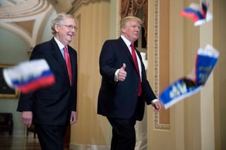 En su cara. Un hombre fue detenido por arrojar banderas rusas a Trump, mientras se dirigía a un almuerzo con senadores republicanos en Washington. El manifestante le gritó '¡Trump es traición!'. (AP)