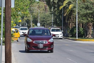Libres. Uber comenzó operaciones en Torreón en agosto del año pasado. Hasta ahora no hay un padrón ni de choferes, ni de vehículos que permitan su identificación inmediata. (FERNANDO COMPEÁN)
