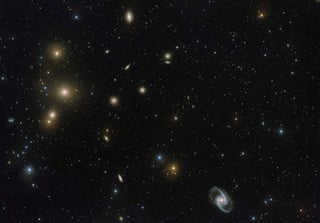 El miembro quizás más fascinante del cúmulo sea NGC 1316, una galaxia con una historia muy movida tras nacer por la fusión de varias galaxias más pequeñas. (ARCHIVO)