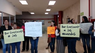 Manifestantes se plantaron en la Presidencia de Torreón exigiendo un encuentro con alcalde Jorge Luis Morán. (EL SIGLO DE TORREÓN) 