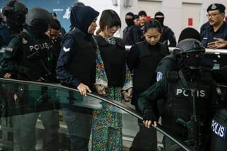 Juicio. Las acusadas llegaron ayer al aeropuerto de Kuala Lumpur. (EFE)