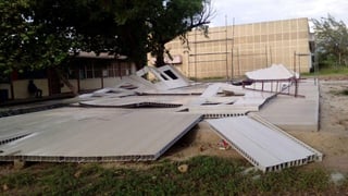 En la imagen, las aulas provisionales derribadas por el viento. (TWITTER/@OVelezA)
