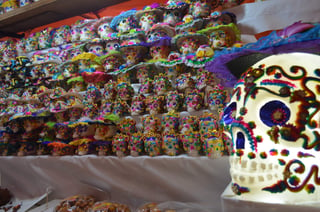 La elaboración del alfeñique y su venta es una tradición que en esta época del año resalta el entusiasmo de los toluqueños para enorgullecerse y conservar las costumbres mexicanas. (NOTIMEX)
