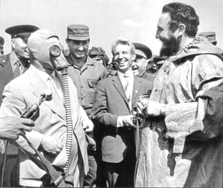 Enlace. Nikolai Leonov (Cen.) entre Fidel Castro y Nikita Krushov con una máscara de gas, en 1963, en la URSS. (ESPECIAL) 