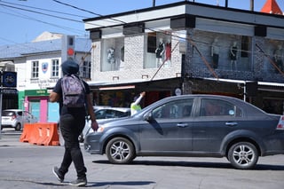 Seguridad. Autoridades municipales realizarán operativos contra vehículos que se ostentan como servicio Uber. En Torreón no existe registro de los vehículos en servicio, tampoco de choferes. (FERNANDO COMPEÁN)