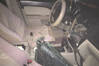 Delincuentes. Los delincuentes quiebran los cristales laterales de los vehículos para introducirse al vehículo y cometer el robo.   (ARCHIVO) 