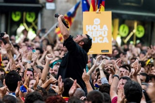 Festejo en las calles. Independentistas concentrados en la Plaza Sant Jaume de Barcelona, ante el Palau de la Generalitat, sede del gobierno catalán, festejan la declaratoria unilateral de independencia de la República de Cataluña.