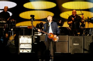 Concierto. El cantante británico Paul McCartney se presentó anoche en el Estadio Azteca donde interpretó todos sus éxitos.
