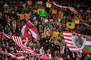La afición en Barcelona se manifiesta en cada partido en el tema de la independencia de Cataluña. (AP)