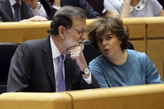 Rajoy delegó en su vicepresidenta, Soraya Sáenz, las funciones y competencias de jefe del Ejecutivo de la región de Cataluña, tras el cese de su hasta ayer titular, Carles Puigdemont. (ARCHIVO) 