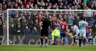 Javier Hernández volvió a marcar con el West Ham, aunque su equipo solo logró empatar con Crystal Palace. (AP)
