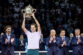 Roger Federer derrotó 6-7(5), 6-4 y 6-3 a Juan Martín del Potro y obtuvo por octava ocasión el título en Basilea. (AP)